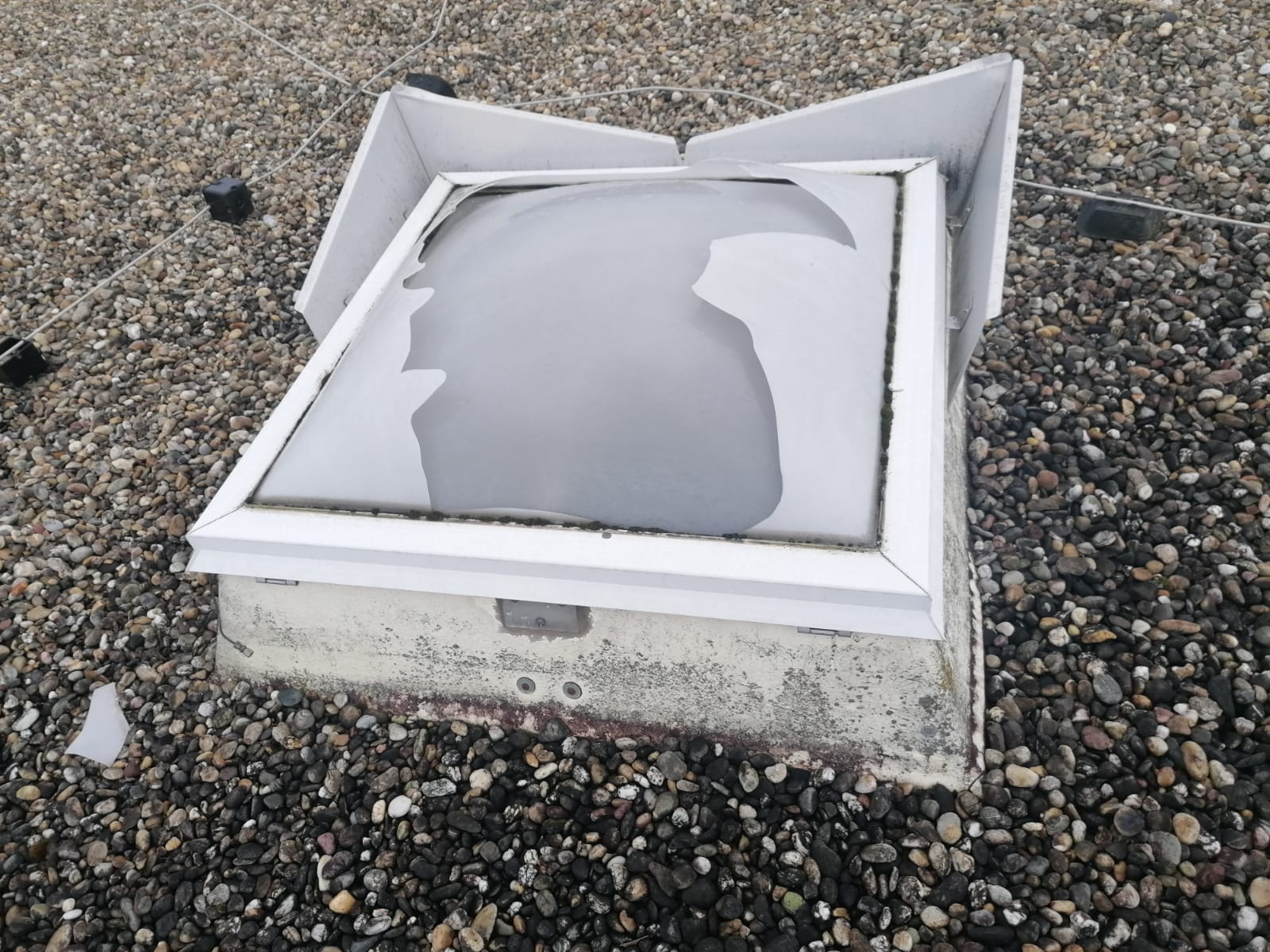 Lichtkuppel mit sichtbarem Bruchschaden